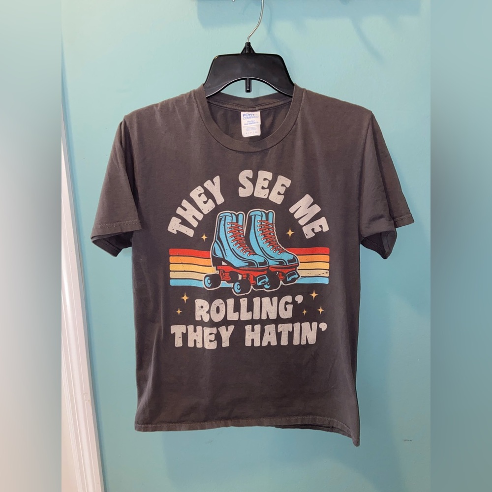 Short sleeve t-shirt, They see me rolling, they hatin’, size small. ❤️💙